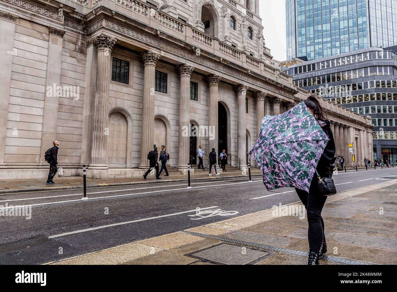 Londra, Regno Unito. 30th Set, 2022. I londinesi passeranno davanti alla Banca d'Inghilterra in un giorno di pioggia, mentre l'economia del Regno Unito è scossa dal mini-budget del Cancelliere e del primo Ministro. Credit: SOPA Images Limited/Alamy Live News Foto Stock