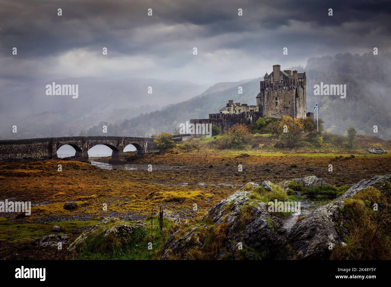 Moody vista autunnale del castello di Eilean Donan nelle Highlands della Scozia Foto Stock
