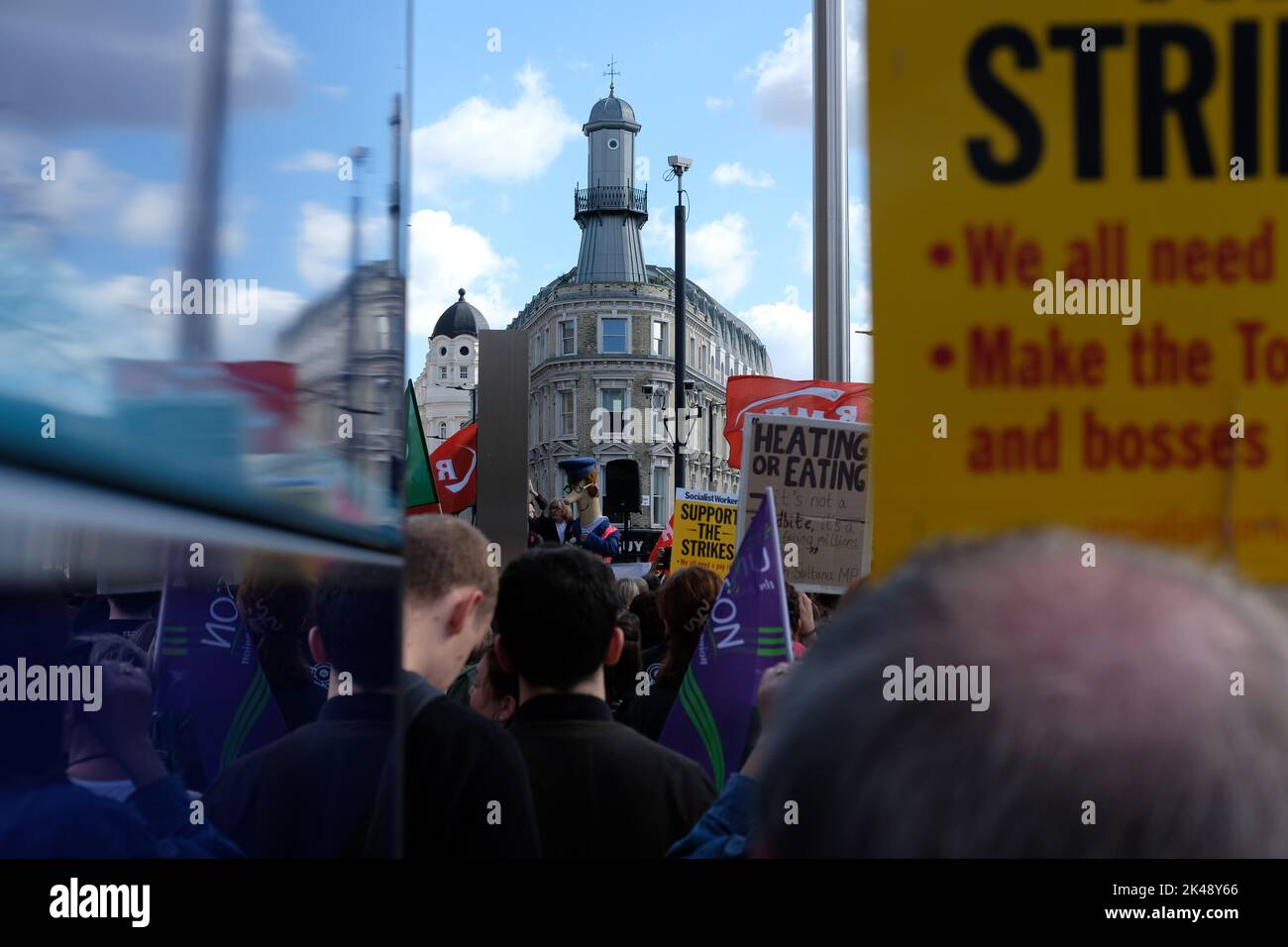 Londra, Regno Unito. 01st Ott 2022. Jeremy Corbyn parla alla marcia della Coalizione del 1st ottobre. Basta una coalizione di gruppi che includa abbastanza, Just Stop Oil and Extinction Rebellion chiede un autunno d'azione per combattere il costo della crisi vivente chiedendo un aumento reale delle retribuzioni, tagliare le bollette energetiche e tassare i ricchi e la crisi climatica bloccando i nuovi sviluppi dei combustibili fossili e offrendo trasporti pubblici a basso costo. Credit: Joao Daniel Pereira/Alamy Live News Foto Stock