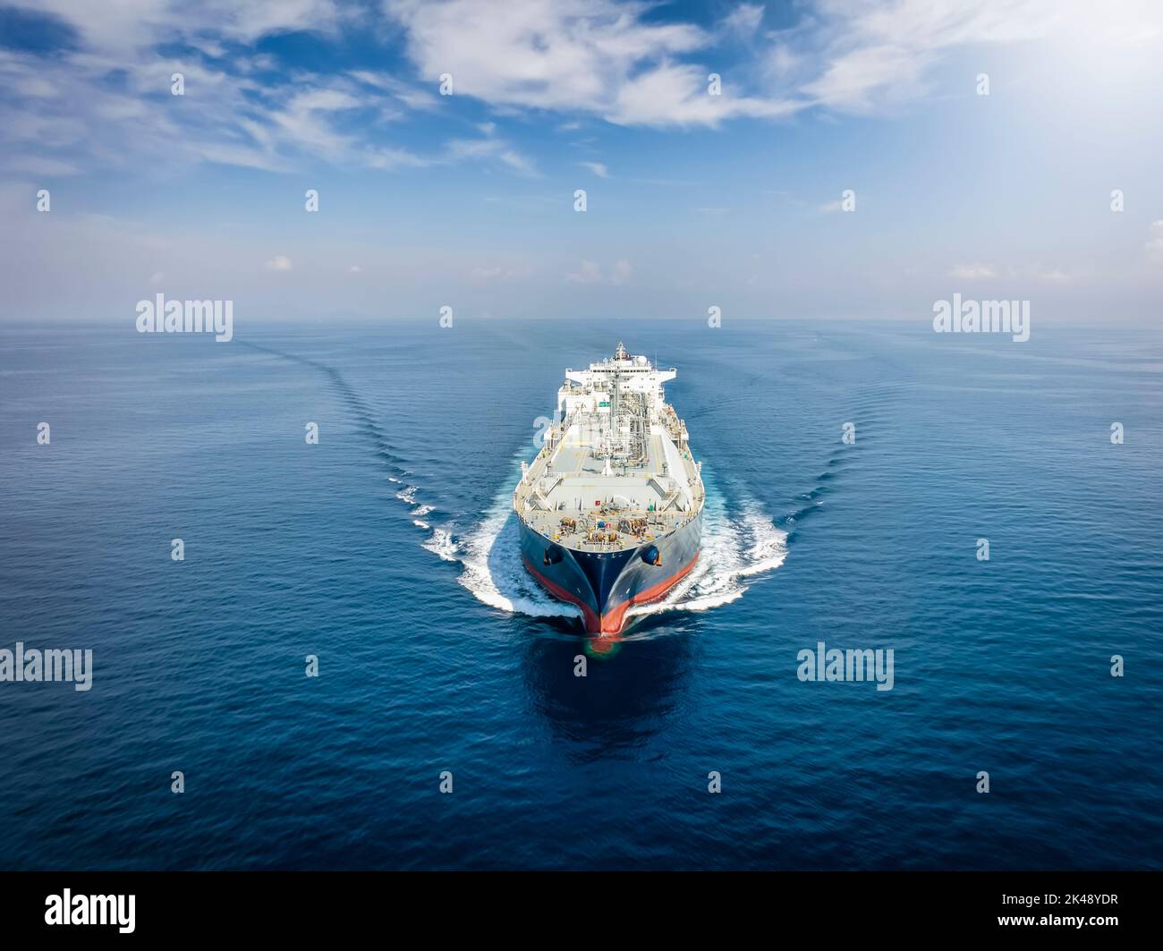 Vista frontale di una grande cisterna per gas liquefatto o liquefatto Foto Stock