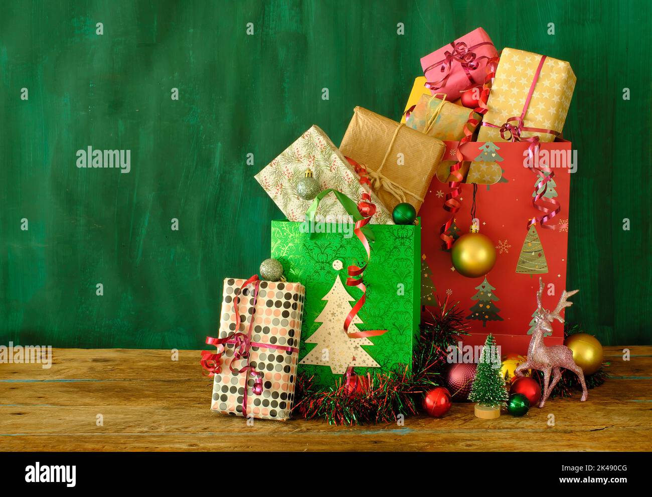 borse regalo con regali di natale, decorazione, baubles di natale e albero di natale, spazio copia gratuito Foto Stock