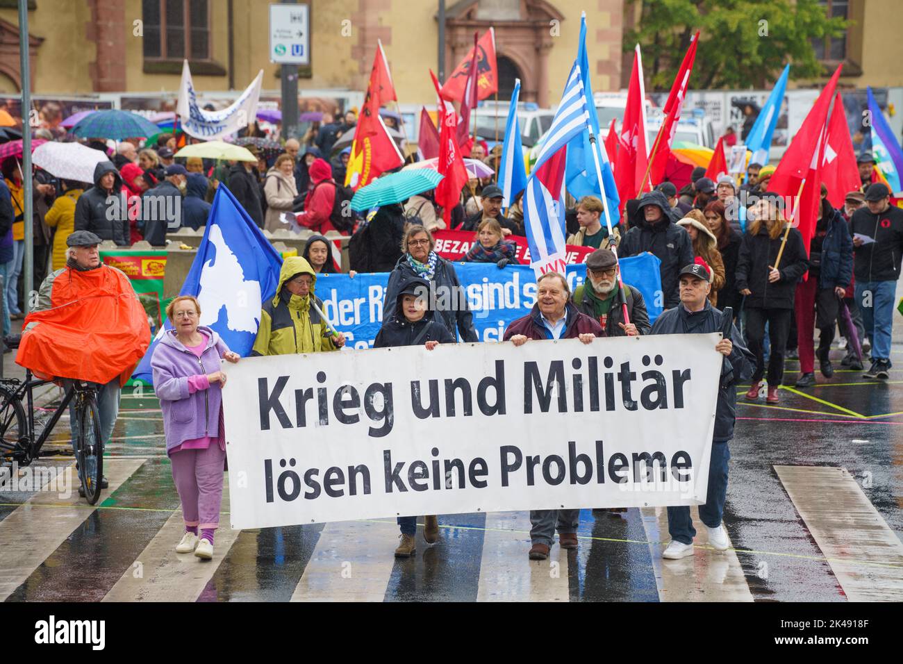 Francoforte, Germania. 01st Ott 2022. 01 ottobre 2022, Hessen, Francoforte sul meno: I manifestanti camminano attraverso il centro di Francoforte dietro una bandiera che legge 'la guerra e i militari non risolvono i problemi' durante la giornata di azione a livello nazionale del movimento per la pace. Foto: Frank Rumpenhorst/dpa Credit: dpa Picture Alliance/Alamy Live News Foto Stock