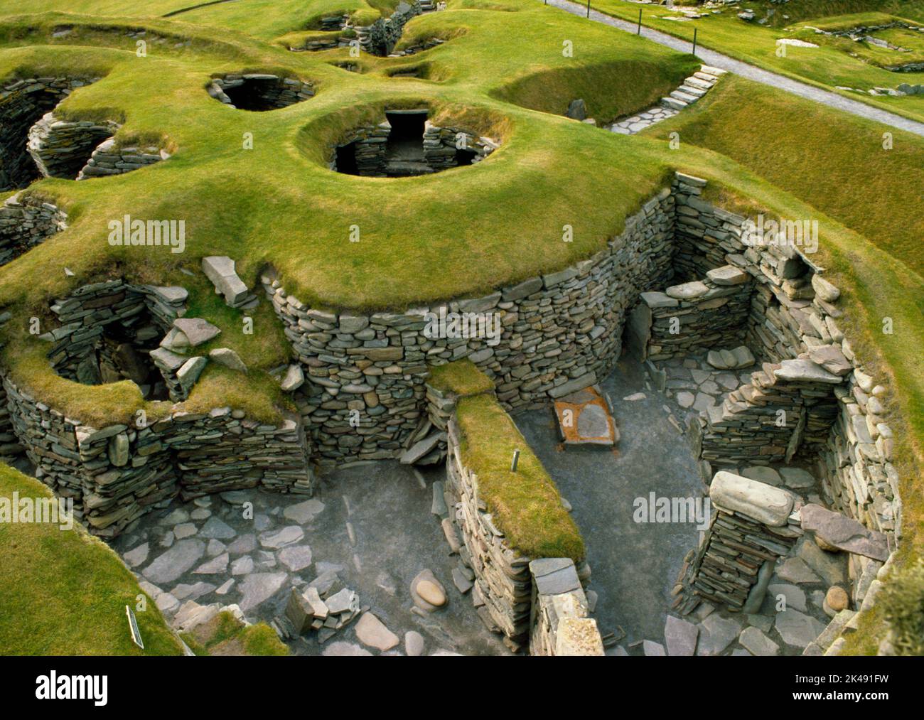 Visualizza le case di legno dell'età del ferro i e II costruite in parte su una precedente rotonda a navate a Jarlshof Settlement, Sumburgh, Shetland, Scozia, Regno Unito. Foto Stock