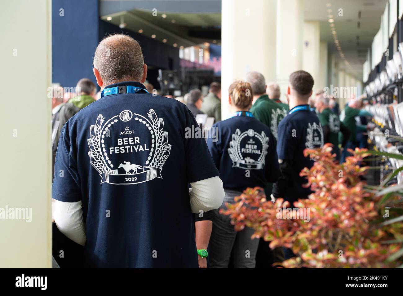 Ascot, Berkshire, Regno Unito. 1st ottobre 2022. I Racegoers si sono esibiti al festival della birra CAMRA durante la seconda giornata del Peroni Italia Autumn Racing Weekend. Credit: Maureen McLean/Alamy Live News Foto Stock