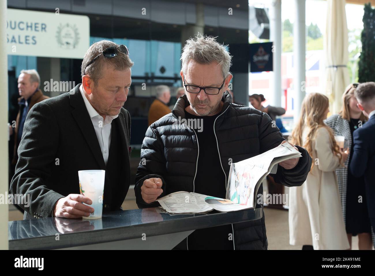 Ascot, Berkshire, Regno Unito. 1st ottobre 2022. I Racegoers arrivano all'ippodromo di Ascot per la seconda giornata del weekend autunnale di Peroni Italia. Credit: Maureen McLean/Alamy Live News Foto Stock