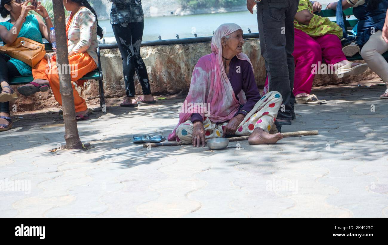 Abu Rajasthan, India - 20 maggio 2017 : la povera vecchia donna indiana mendicante sulla strada che chiede aiuto per la donazione Foto Stock