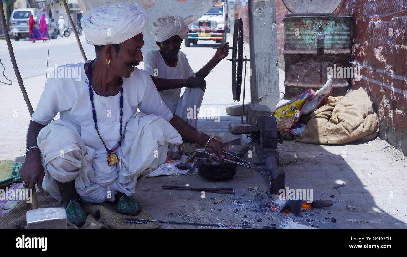 Bhinmal Rajasthan, India - 23 maggio 2017 : Blacksmith in villaggio rurale indiano che fa il metallo lavoro Foto Stock