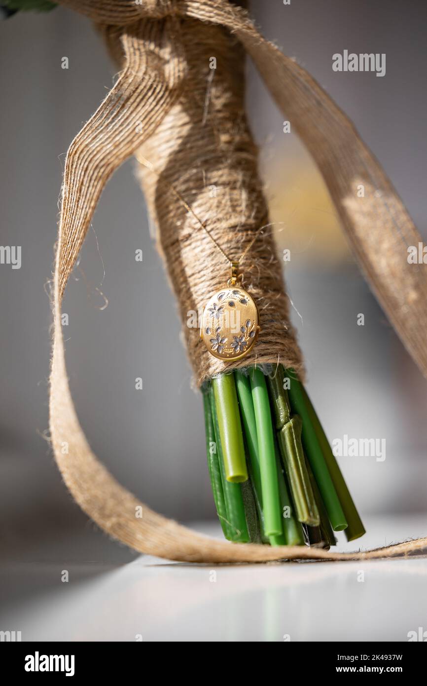 Bella oro e diamanti locket gioielli su spose matrimonio fiore bouquet qualcosa di vecchio qualcosa di nuovo Foto Stock