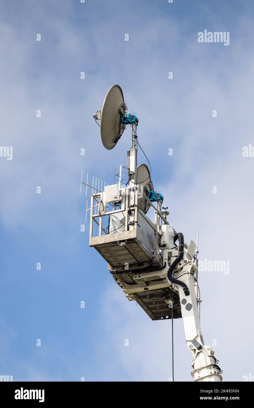Sistema di comunicazione satellitare sollevato sulla piattaforma per trasmettere video televisivi HD e 4K durante un evento all'aperto Foto Stock