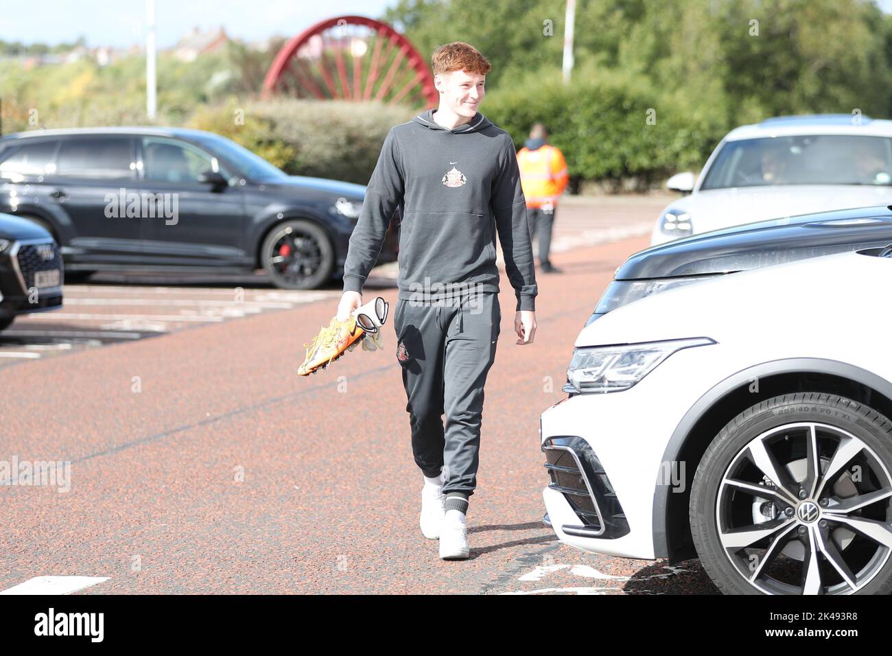 Alex Bass #12 di Sunderland entra nello stadio durante la partita del campionato Sky Bet Sunderland vs Preston North End allo Stadio di Light, Sunderland, Regno Unito, 1st ottobre 2022 (Foto di Dan Cooke/News Images) Foto Stock