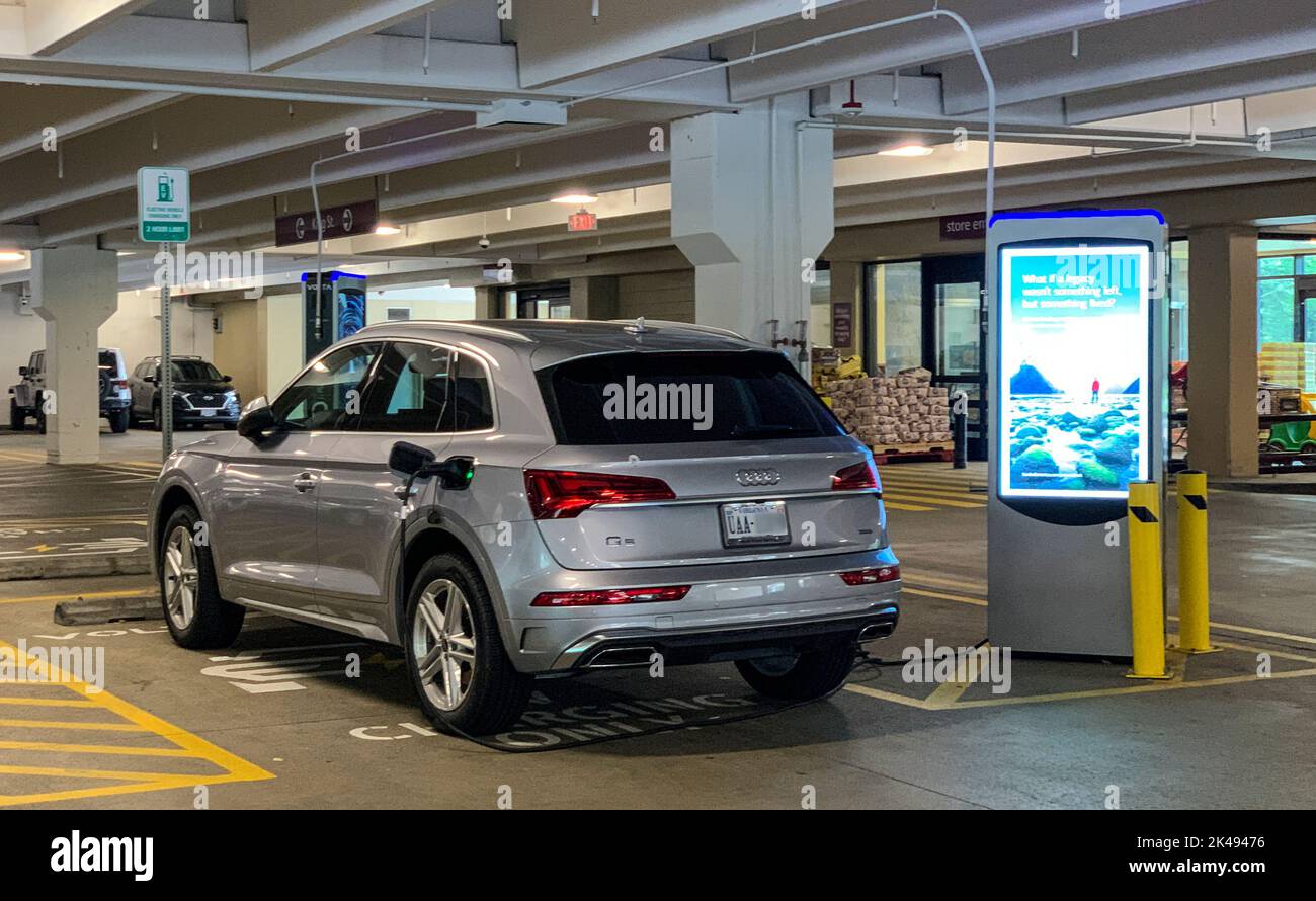 Veicolo presso la stazione di carica dei veicoli elettrici. Foto Stock