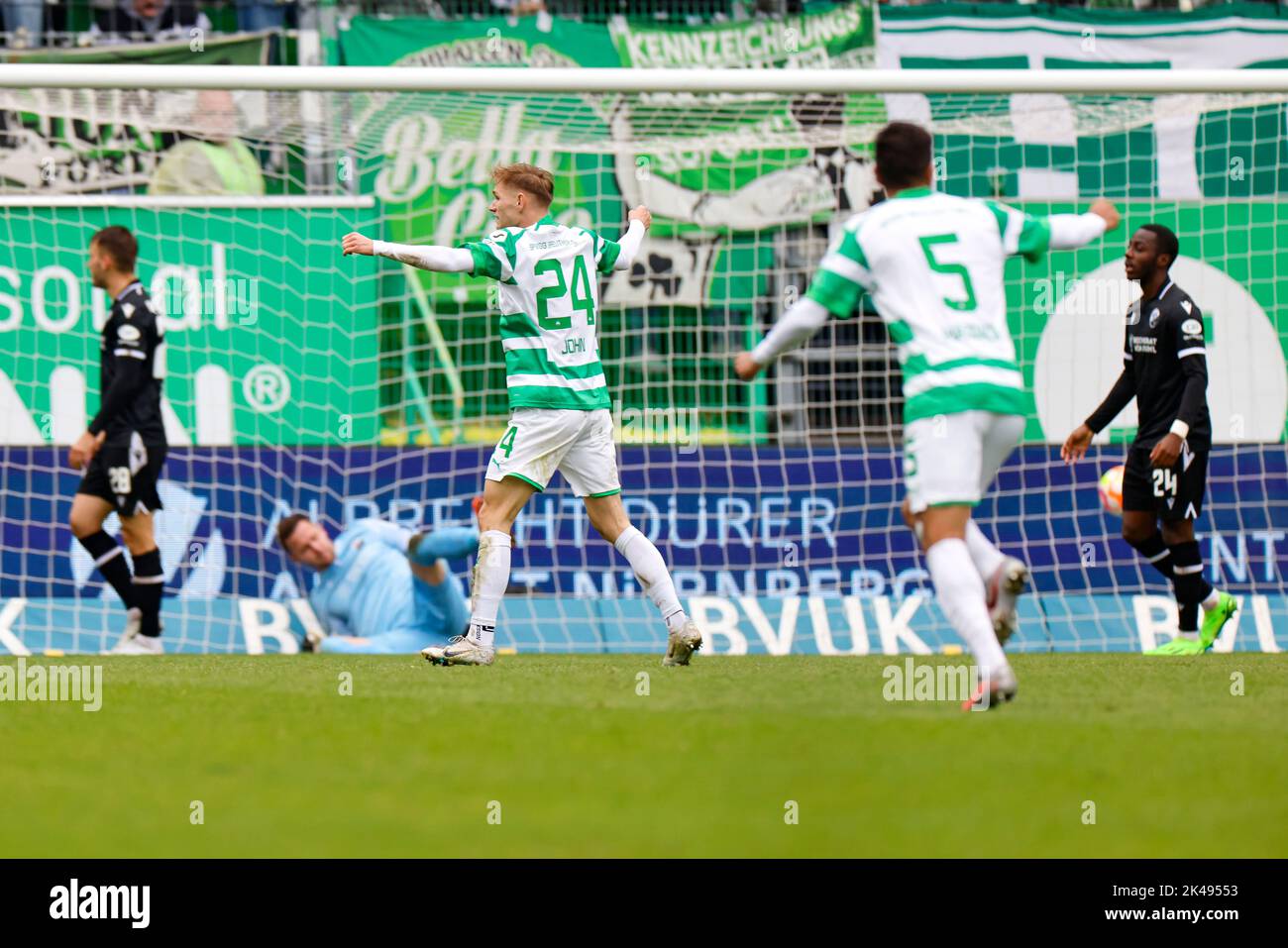 01 ottobre 2022, Baviera, Fürth: Calcio: 2nd Bundesliga, SpVgg Greuther Fürth - SV Sandhausen, giorno 10, Sportpark Ronhof Thomas Sommer. Marco John (l) e Oussama Haddadi (r) di Fürth festeggiano l'equalizzatore 1:1. Foto: Daniel Löb/dpa - NOTA IMPORTANTE: Conformemente ai requisiti della DFL Deutsche Fußball Liga e della DFB Deutscher Fußball-Bund, è vietato utilizzare o utilizzare fotografie scattate nello stadio e/o della partita sotto forma di sequenze di immagini e/o serie di foto simili a un video. Foto Stock