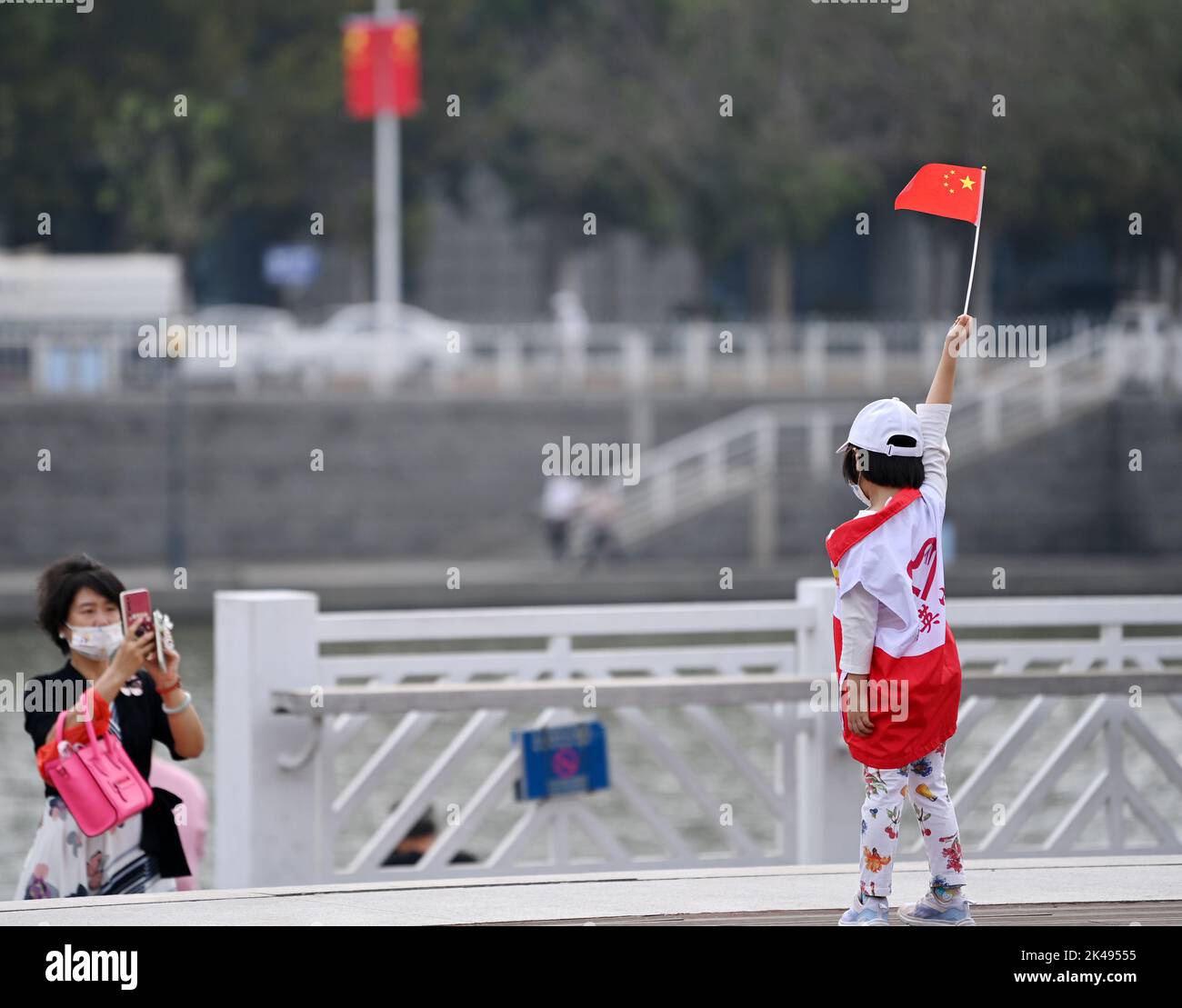 Tianjin, Cina. 1st Ott 2022. Un cittadino scatta una foto di un bambino nel distretto Nankai di Tianjin, Cina settentrionale, 1 ottobre 2022. Il sabato segna il primo giorno della festa nazionale cinese della durata di una settimana. Credit: Li Ran/Xinhua/Alamy Live News Foto Stock