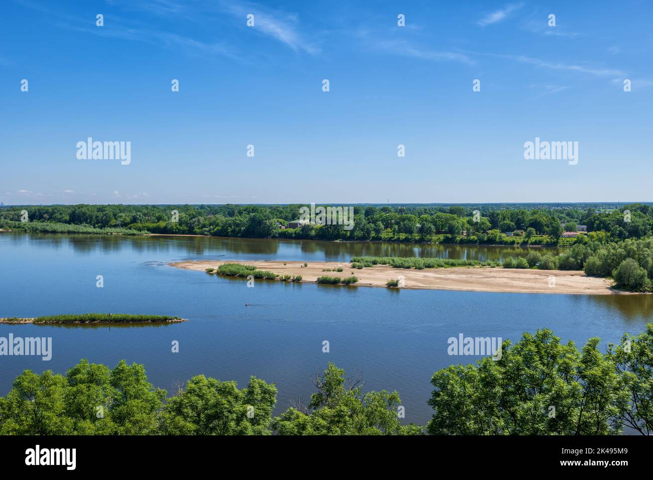 Fiume Narew paesaggio con isola sabbiosa a Nowy Dwor Mazowiecki, Masovia, Polonia. Foto Stock