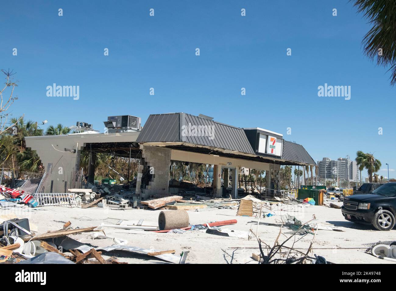Fort Myers Beach, Stati Uniti. 30th Set, 2022. Un minimarket distrutto dopo il massiccio uragano di Categoria 4 Ian, che ha colto la costa occidentale della Florida, 30 settembre 2022 a Fort Myers Beach, Florida. Credit: SRA Jesse Hanson/US Air Force Photo/Alamy Live News Foto Stock