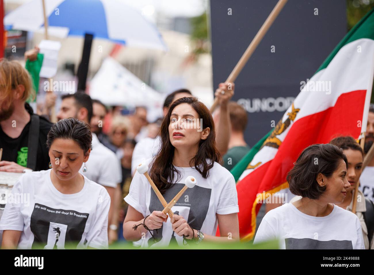 Le donne suonano la batteria mentre marciano per le strade durante un raduno che chiede la libertà in Iran a Brisbane. I manifestanti si sono radunati a Brisbane per chiedere la libertà in Iran, che si presenta tra proteste internazionali e due settimane di proteste nel paese dopo la morte della donna di 22 anni Mahsa Amini, arrestata e picchiata da membri della “polizia moralica” iraniana per non aver indossato hijab. Da quando sono iniziate le proteste nel paese due settimane fa, centinaia di persone sono state uccise e diverse migliaia sono state arrestate. Il governo iraniano ha tentato di frenare la comunicazione limitando Internet An Foto Stock