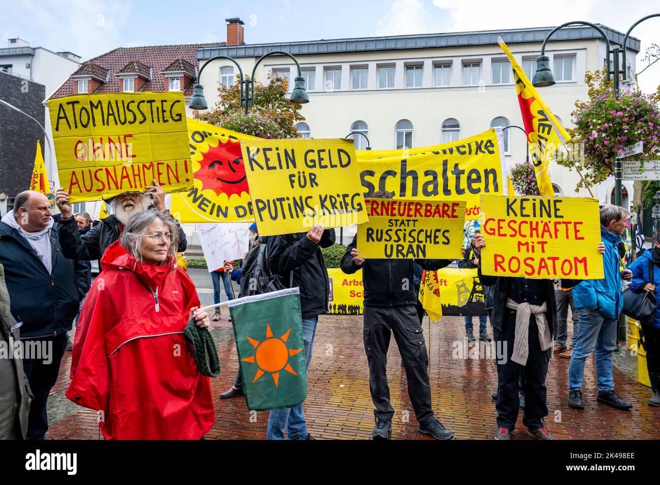 01 ottobre 2022, bassa Sassonia, Lingen: Gli oppositori dell'energia nucleare tengono i cartelli presso la stazione ferroviaria con iscrizioni quali "eliminazione della fase nucleare senza eccezioni!”, "energia nucleare senza ringraziamenti!”, "niente soldi per la guerra di Putin”, "rinnovabili al posto del gas russo” e "niente affari con Rosatom”. L'obiettivo della manifestazione è la fine degli accordi sull'uranio con la Russia, nonché una completa eliminazione del nucleare senza prolungamenti della durata e la disattivazione della produzione di elementi combustibili a Lingen, nonché l'arricchimento dell'uranio a Gronau in Westfalia e ad Almelo nei Paesi Bassi. Foto: David in Foto Stock