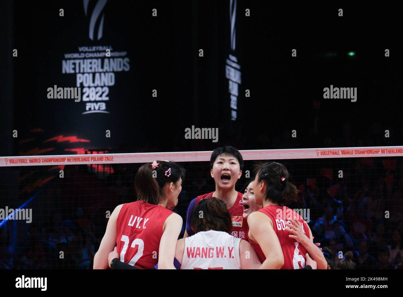 Arnhem, Paesi Bassi. 1st Ott 2022. I giocatori della Cina festeggiano durante la fase 1 della partita Pool D contro il Brasile al Campionato mondiale di pallavolo femminile 2022 ad Arnhem, Paesi Bassi, 1 ottobre 2022. Credit: Meng Dingbo/Xinhua/Alamy Live News Foto Stock