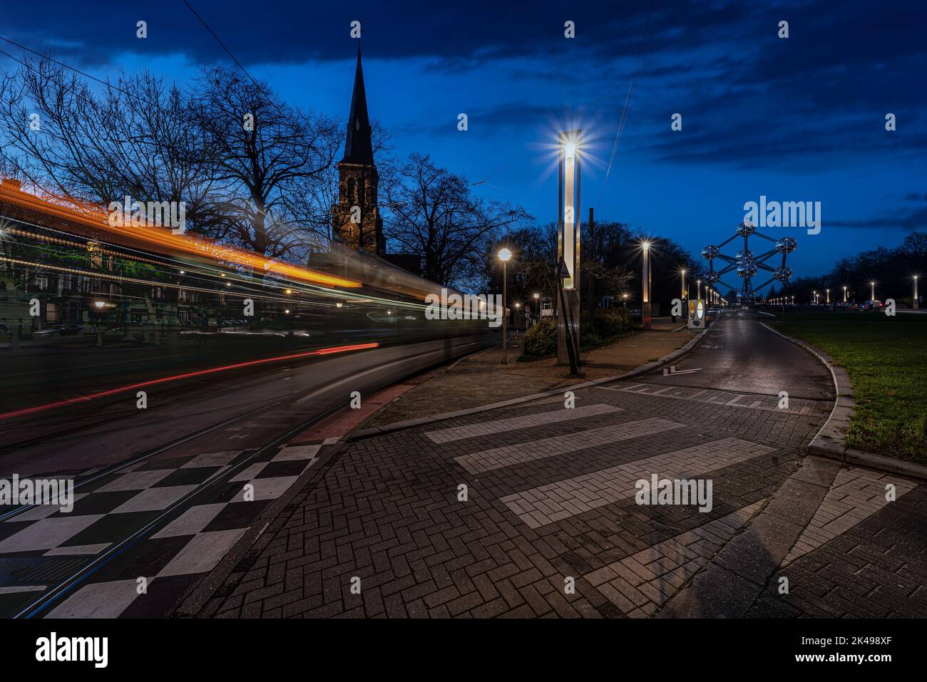 Laeken, Bruxelles capitale Regione, Belgio - 12 20 2020 - Avenue du Centenaire durante l'ora blu con le piste di un tram Foto Stock