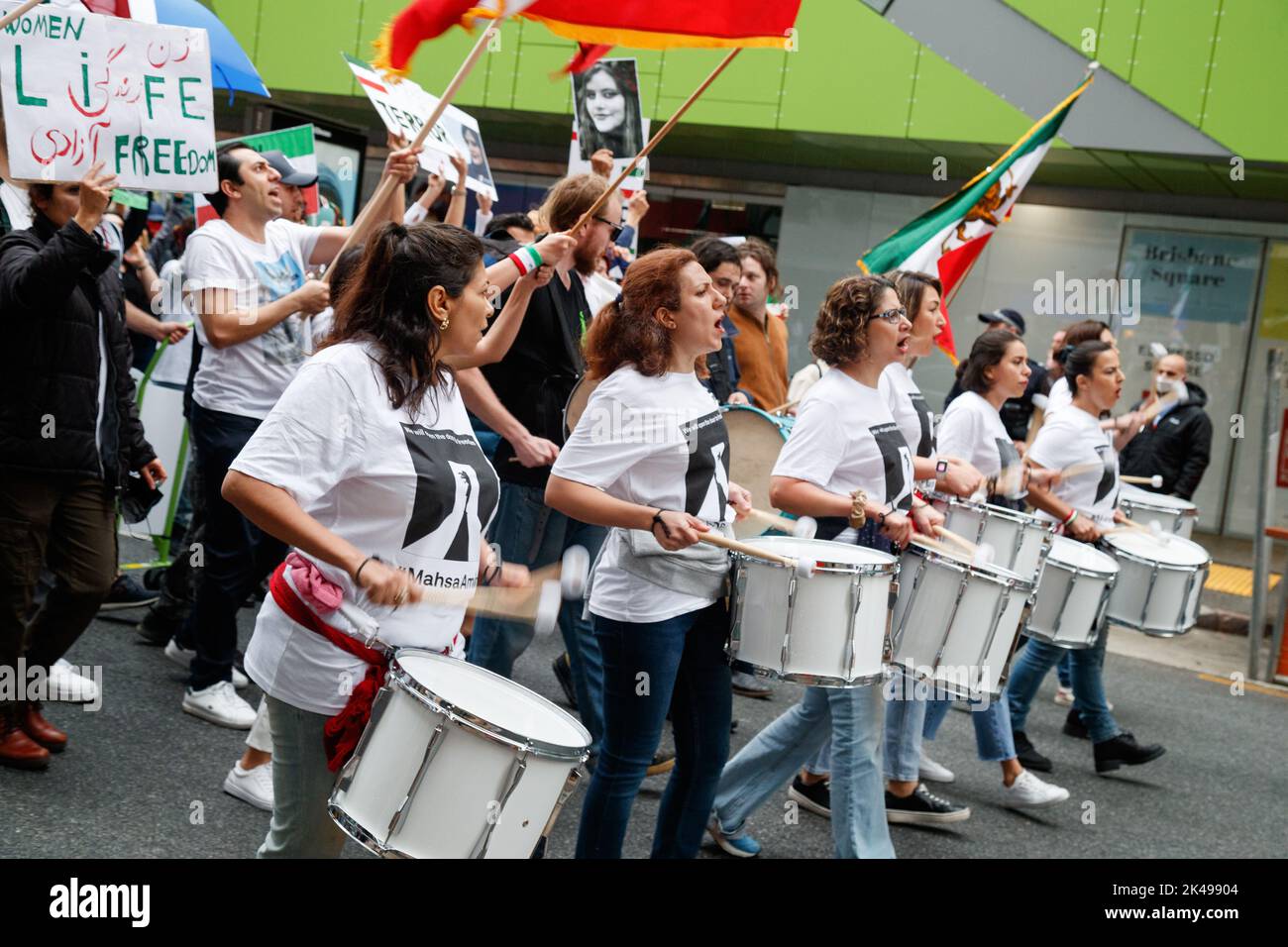 Le donne suonano la batteria mentre marciano per le strade durante un raduno che chiede la libertà in Iran a Brisbane. I manifestanti si sono radunati a Brisbane per chiedere la libertà in Iran, che si presenta tra proteste internazionali e due settimane di proteste nel paese dopo la morte della donna di 22 anni Mahsa Amini, arrestata e picchiata da membri della “polizia moralica” iraniana per non aver indossato hijab. Da quando sono iniziate le proteste nel paese due settimane fa, centinaia di persone sono state uccise e diverse migliaia sono state arrestate. Il governo iraniano ha tentato di frenare la comunicazione limitando Internet An Foto Stock