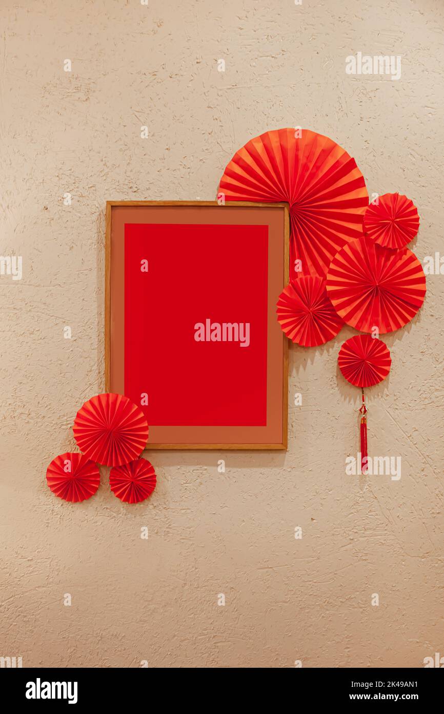 struttura in legno rosso e ventilatori in carta floreale rossa su pareti in cemento per il nuovo anno lunare Foto Stock