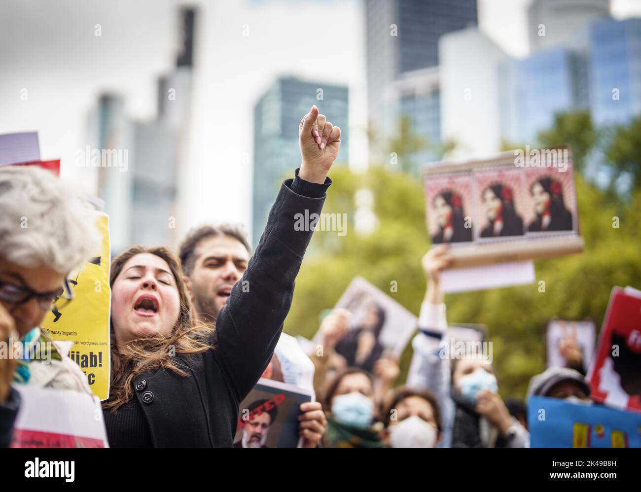 01 ottobre 2022, Hessen, Francoforte/M.: I manifestanti cantano slogan in un rally davanti allo stand Alte Oper per protestare contro la violenta repressione delle manifestazioni dissidenti in Iran a seguito della morte di Mahsa Amini, morto in custodia della polizia in Iran. Foto: Frank Rumpenhorst/dpa Foto Stock