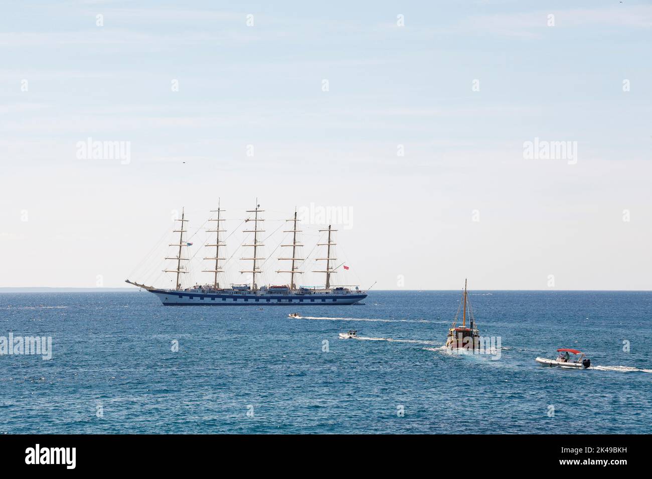 Royal Clipper ancorato al largo di Krk Island, Croazia, Europa. Foto Stock