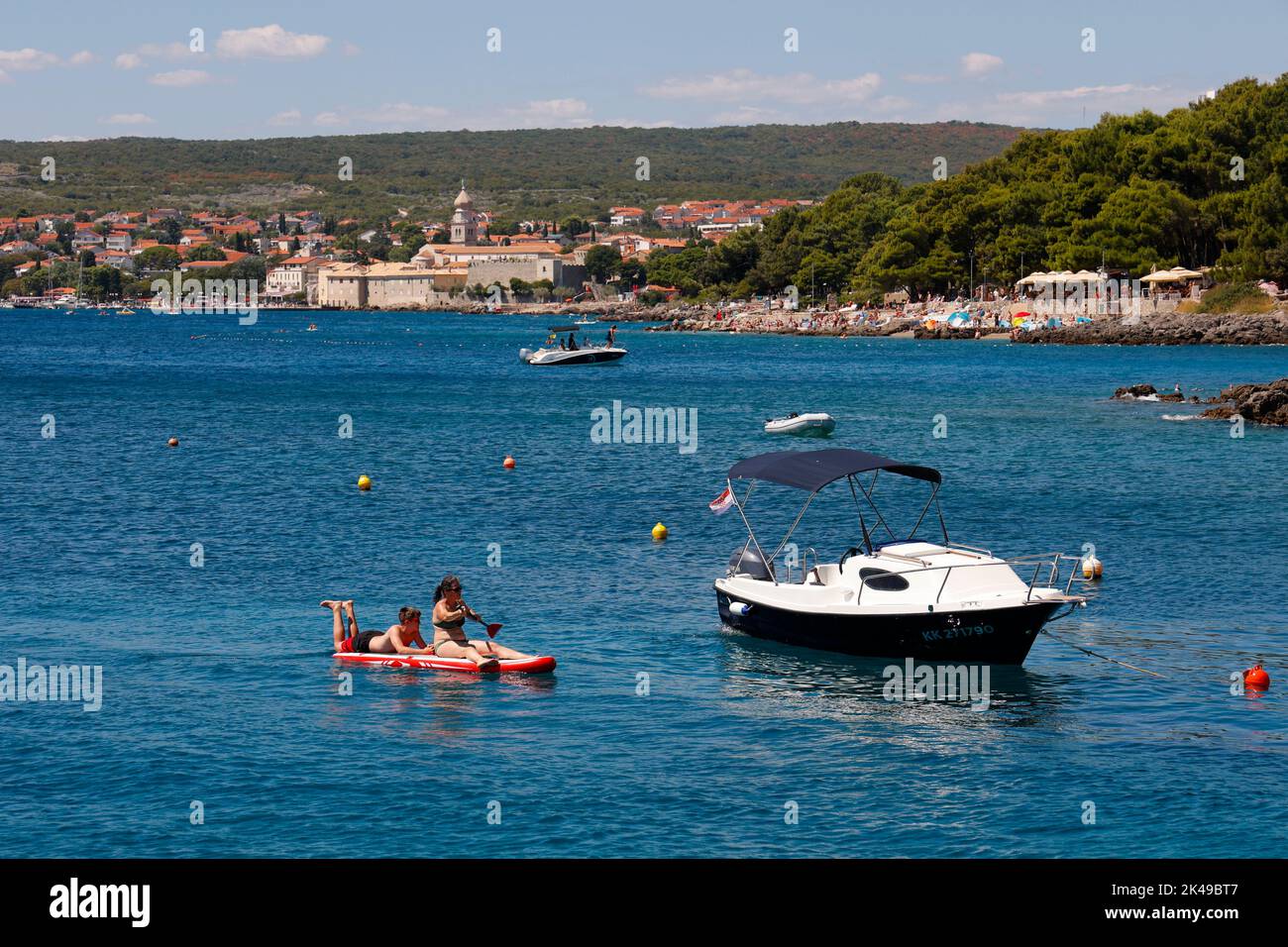 Due persone su una tavola a paddleboard vicino Krk, Croazia, Europa. Foto Stock