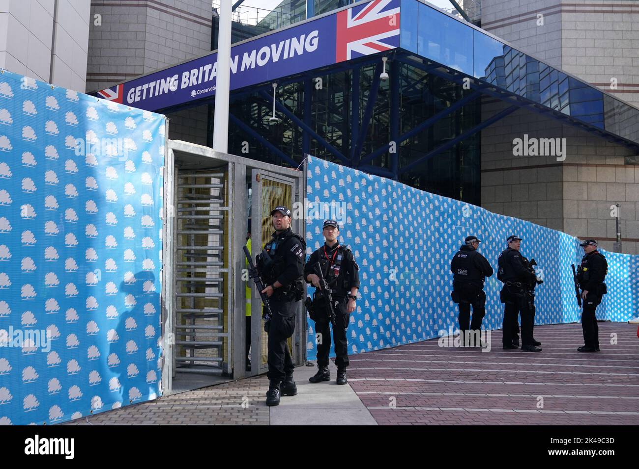 Ufficiali di polizia armati al di fuori del Centro Internazionale Congressi di Birmingham in vista della conferenza annuale del Partito conservatore. Data immagine: Sabato 1 ottobre 2022. Foto Stock