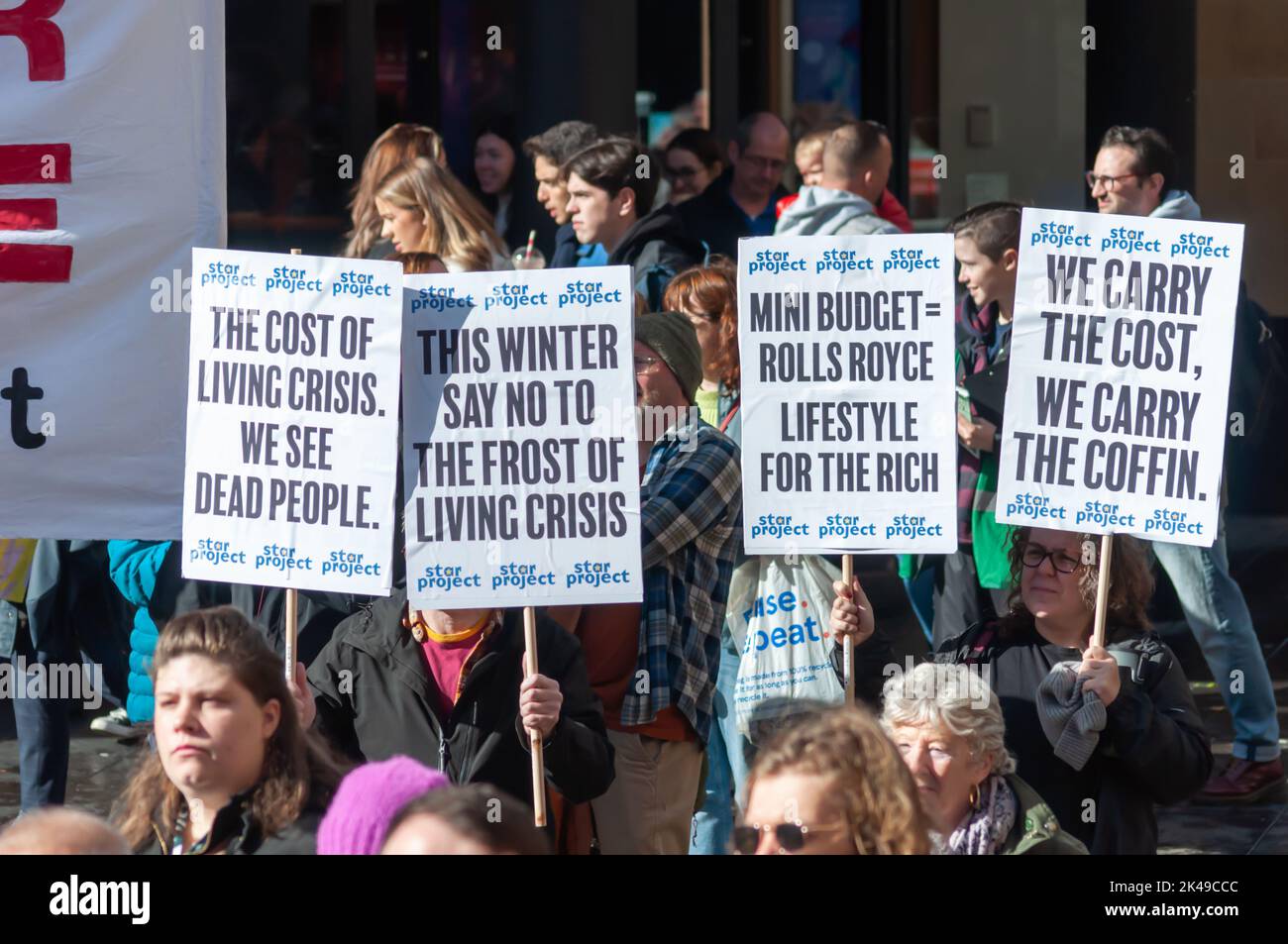 Glasgow, Scozia, Regno Unito. 1st ottobre 2022. Gli attivisti si riuniscono in città per protestare contro il crescente costo della vita. La campagna abbastanza è sufficiente coinvolge sindacati e gruppi comunitari per protestare contro il costo della crisi. La campagna si rivolge a salari bassi, costi crescenti, povertà e bisogni abitativi. La giornata d'azione comprendeva anche il sostegno ai lavoratori ferroviari che colpiscono a Glasgow Central. Credit: SKULLY/Alamy Live News Foto Stock