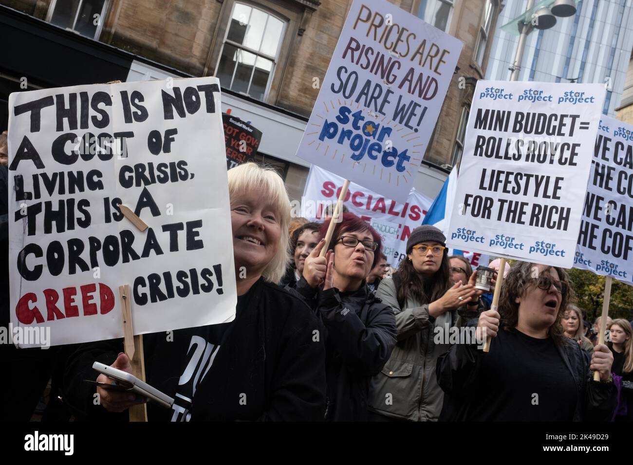 Glasgow, Scozia, 1 ottobre 2022. Basta una dimostrazione con i sindacati e le organizzazioni diverse, sostenendo gli scioperi dei lavoratori chiave e contro le politiche del governo conservatore, a Glasgow, Scozia, il 1 ottobre 2022. Photo credit: Jeremy Sutton-Hibbert/Alamy Live News. Foto Stock