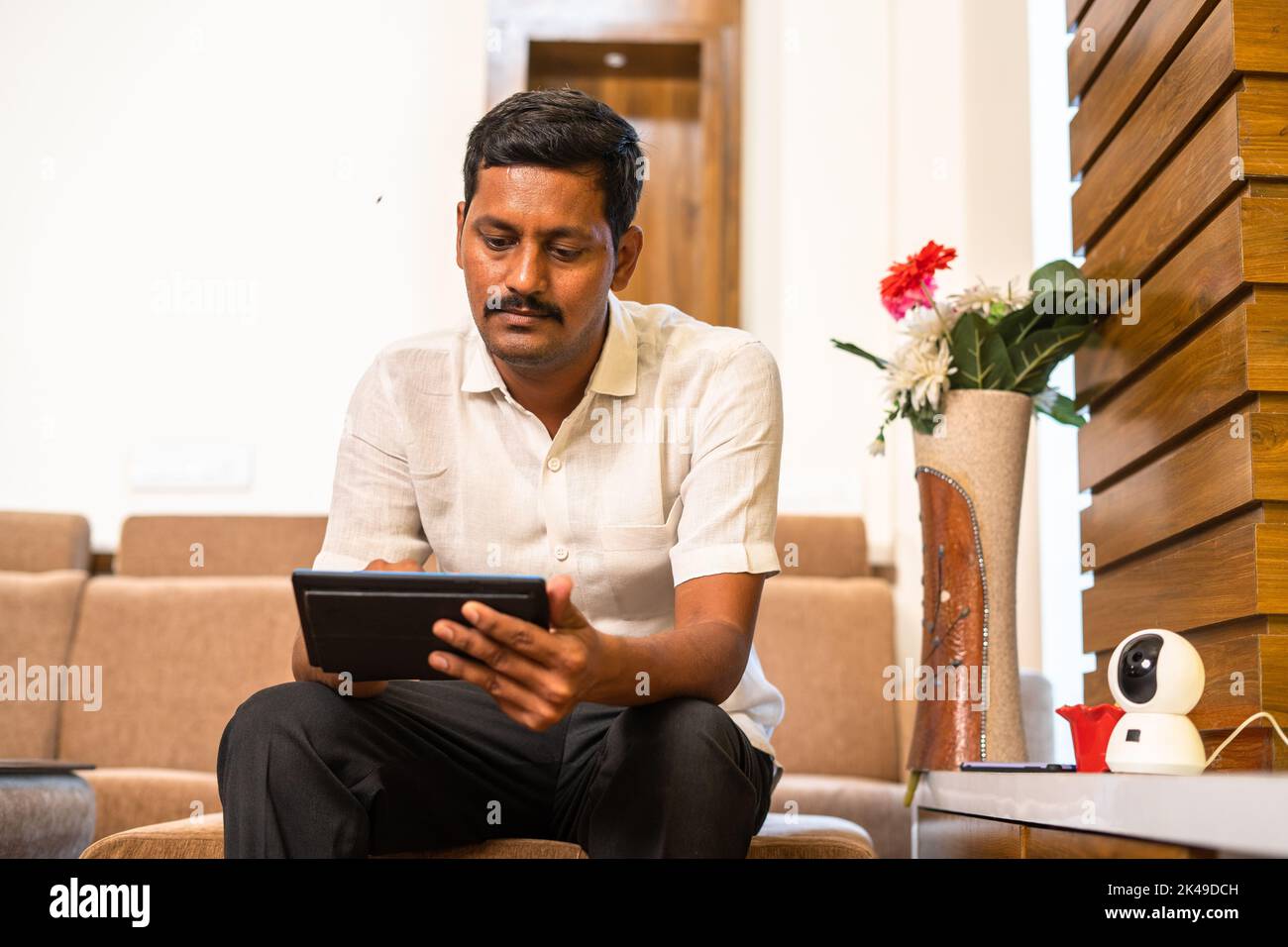 primo piano di installazione indiana telecamera cctv utilizzando il cellulare a casa - concetto di sorveglianza, sicurezza e tecnologia Foto Stock