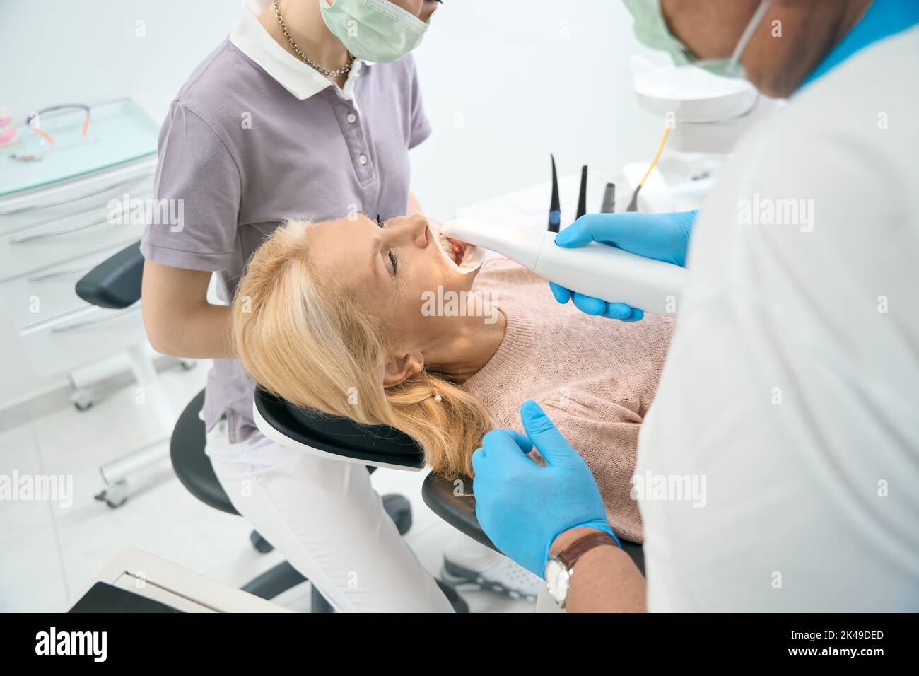 Donna su appuntamento con il medico per l'esame Foto Stock