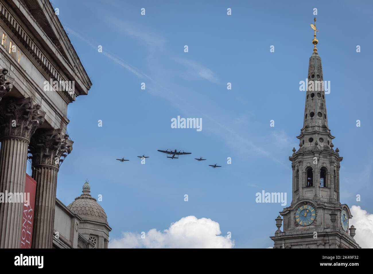 Il volo RAF Battle of Britain Memorial sorvola Londra per commemorare il Queen's Platinum Jubilee, Trafalgar Square, Londra, Inghilterra, Regno Unito Foto Stock