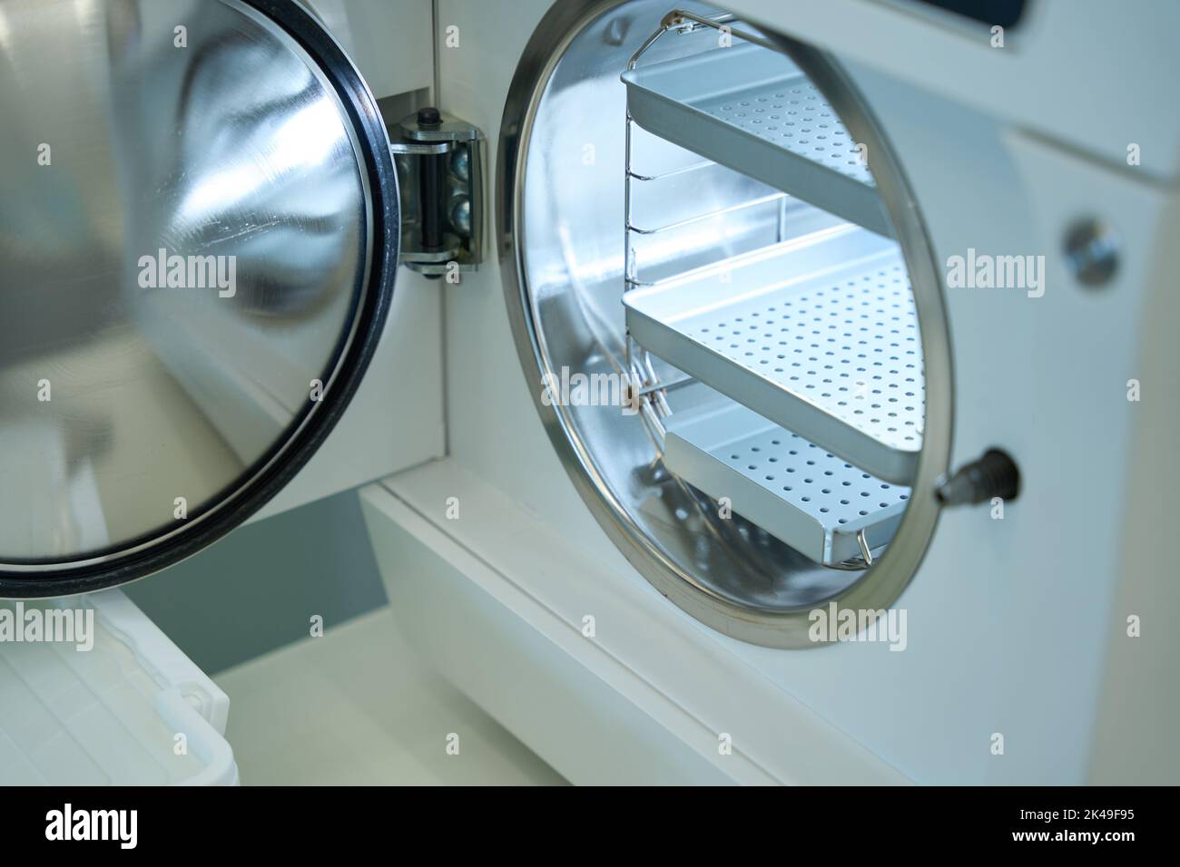 Apparecchio odontoiatrico per la sterilizzazione di strumenti con porta rotonda aperta Foto Stock