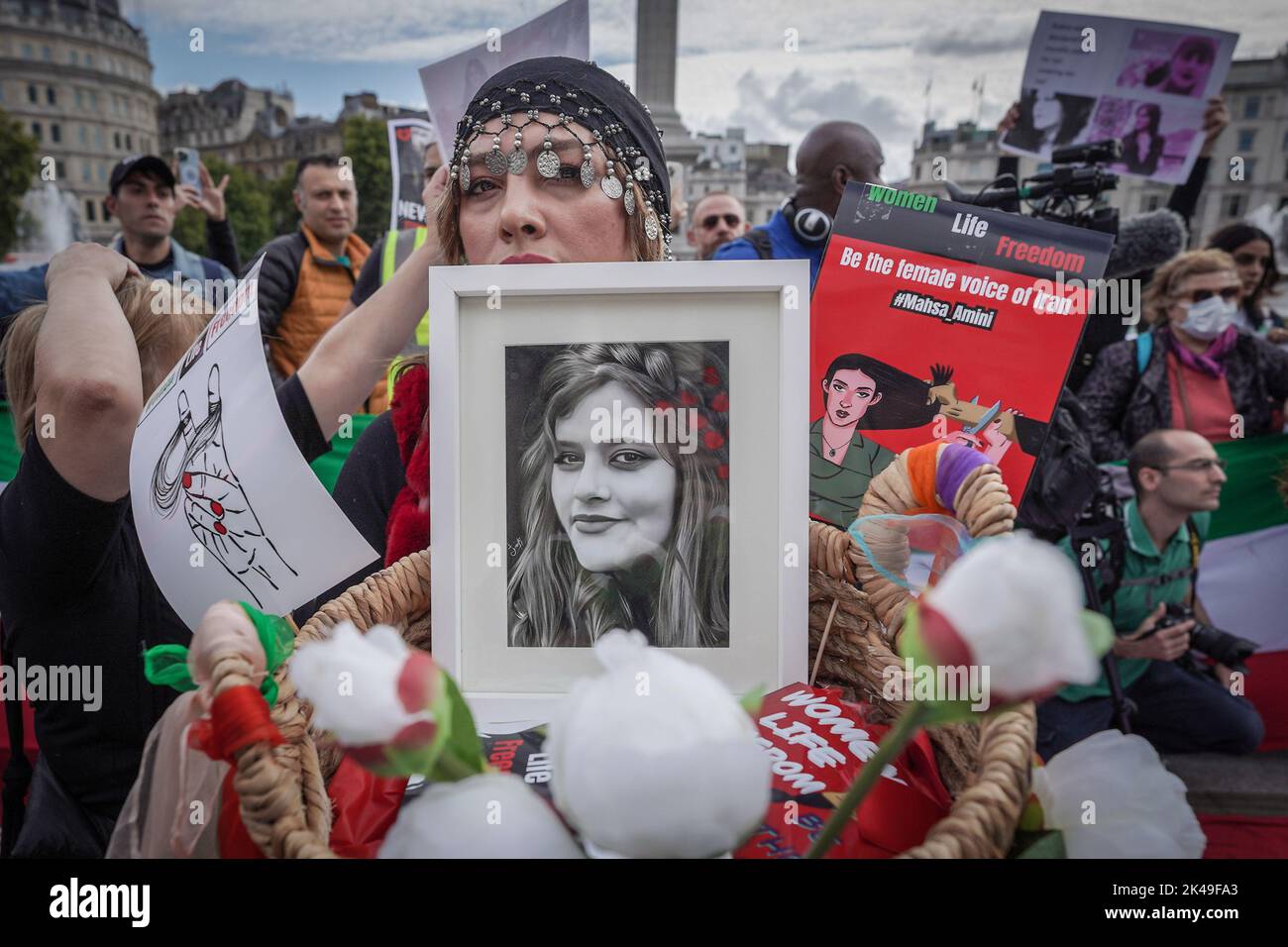 Londra, Regno Unito. 1st ottobre 2022. Centinaia di iraniani britannici si riuniscono a Trafalgar Square chiedendo di intraprendere ulteriori azioni dopo la morte di Mahsa Amini. La donna curda di 22 anni è stata dichiarata morta tre giorni dopo il suo arresto nella capitale iraniana per aver indossato il velo dell’hijab in modo “improprio”. Credit: Guy Corbishley/Alamy Live News Foto Stock