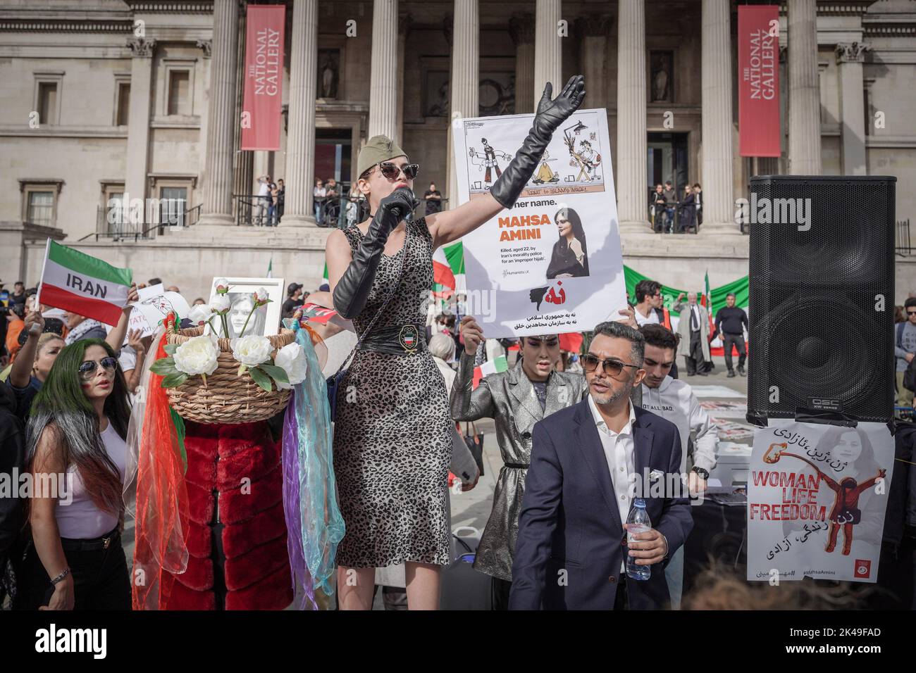 Londra, Regno Unito. 1st ottobre 2022. Centinaia di iraniani britannici si riuniscono a Trafalgar Square chiedendo di intraprendere ulteriori azioni dopo la morte di Mahsa Amini. La donna curda di 22 anni è stata dichiarata morta tre giorni dopo il suo arresto nella capitale iraniana per aver indossato il velo dell’hijab in modo “improprio”. Credit: Guy Corbishley/Alamy Live News Foto Stock