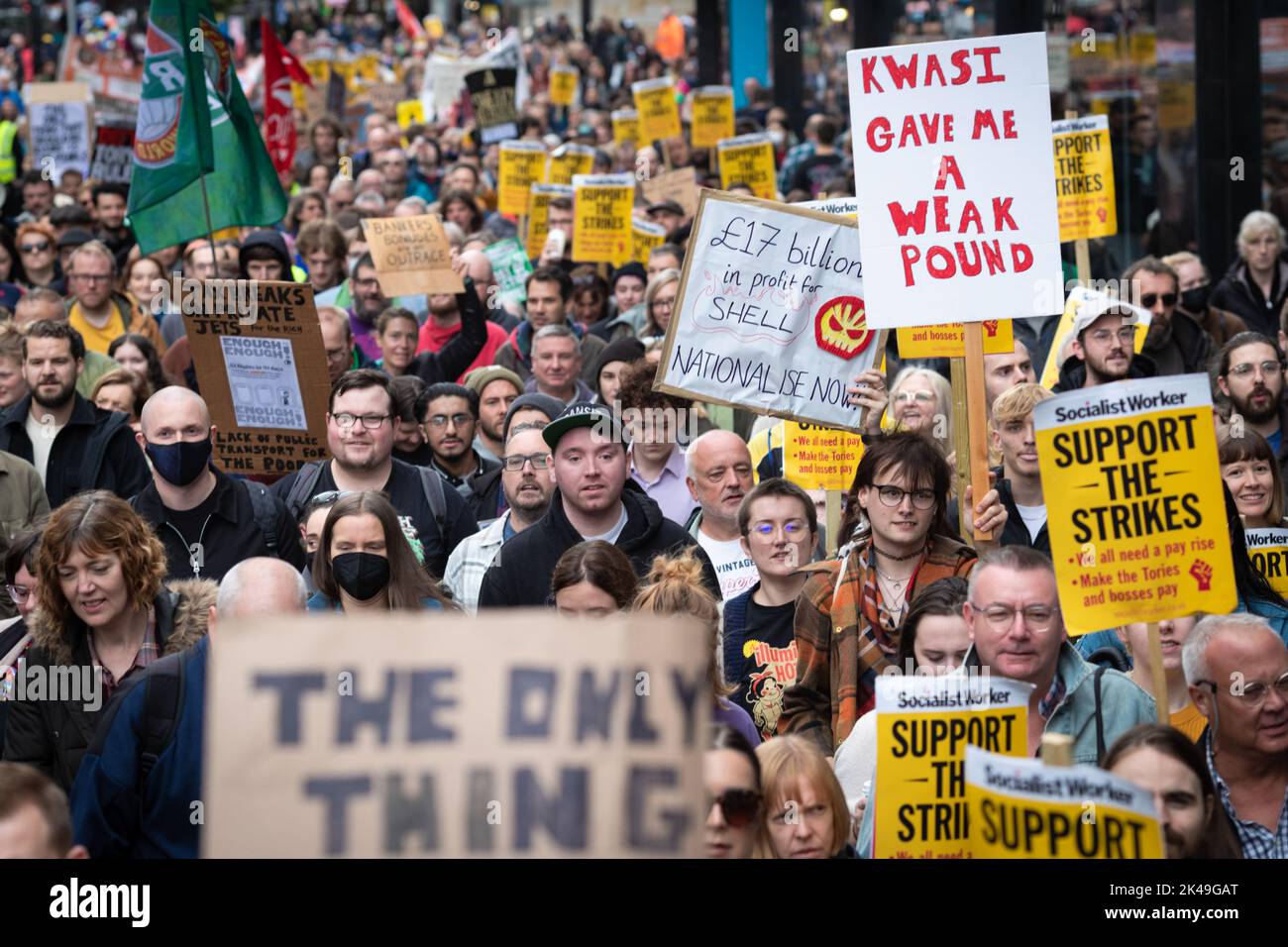 Manchester, Regno Unito. 01st Ott 2022. Migliaia di manifestanti marciano per strada durante la manifestazione. Basta e i gruppi della campagna Do't Pay prendono per le strade. I movimenti vogliono che il governo affronti il costo della crisi attraverso tagli alle bollette energetiche e un aumento dei salari per aiutare le persone a gestire l'inflazione. Credit: SOPA Images Limited/Alamy Live News Foto Stock