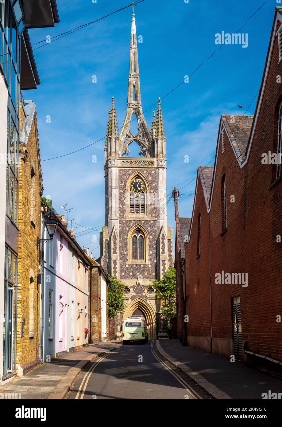Vista lungo Church Street fino a Santa Maria della Carità, la chiesa parrocchiale di Faversham, Kent Foto Stock