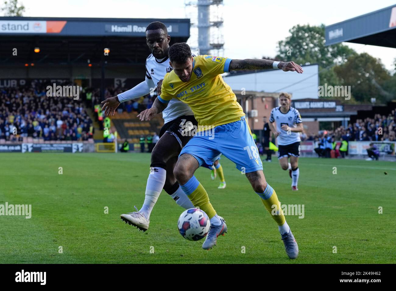 Burslem, Regno Unito. 20th maggio, 2016. Gavin Massey di Port vale compete per la palla con Marvin Johnson di Sheffield Mercoledì durante la partita Sky Bet League 1 Port vale vs Sheffield Mercoledì a vale Park, Burslem, Regno Unito, 1st ottobre 2022 (Foto di Steve Flynn/News Images) a Burslem, Regno Unito il 5/20/2016. (Foto di Steve Flynn/News Images/Sipa USA) Credit: Sipa USA/Alamy Live News Foto Stock