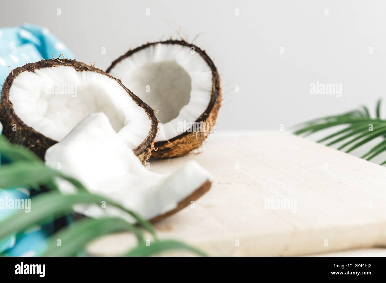 Layout creativo composto da noci di cocco e foglie tropicali. Concetto di cibo Foto Stock