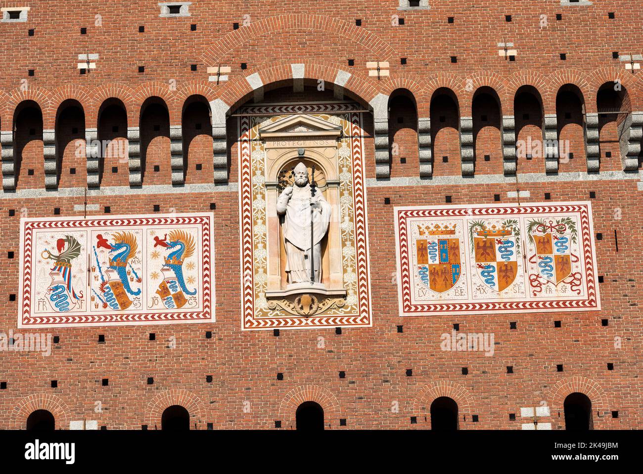 Milano. Particolare della torre di Filarete con lo stemma della famiglia Visconti. Castello Sforzesco XV secolo. Foto Stock