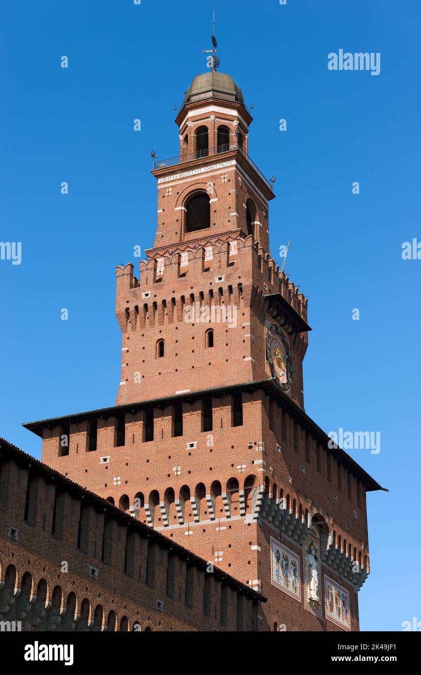 Particolare della torre dell'orologio del Castello Sforzesco XV secolo (Castello Sforzesco). È uno dei principali simboli della città di Milano, Lombardia, Italia. Foto Stock