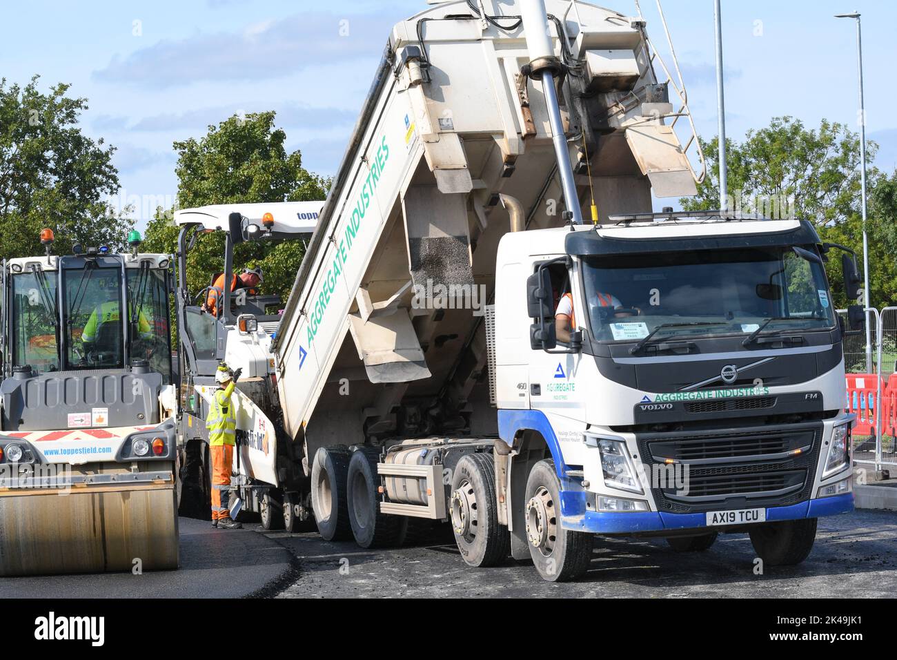 asfaltatrice posa asfalto su una nuova strada Foto Stock