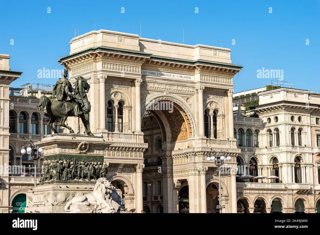 Galleria Vittorio Emanuele II (centro commerciale storico), statua del re a cavallo in Piazza del Duomo, Milano centro, Lombardia, Italia, Europa. Foto Stock