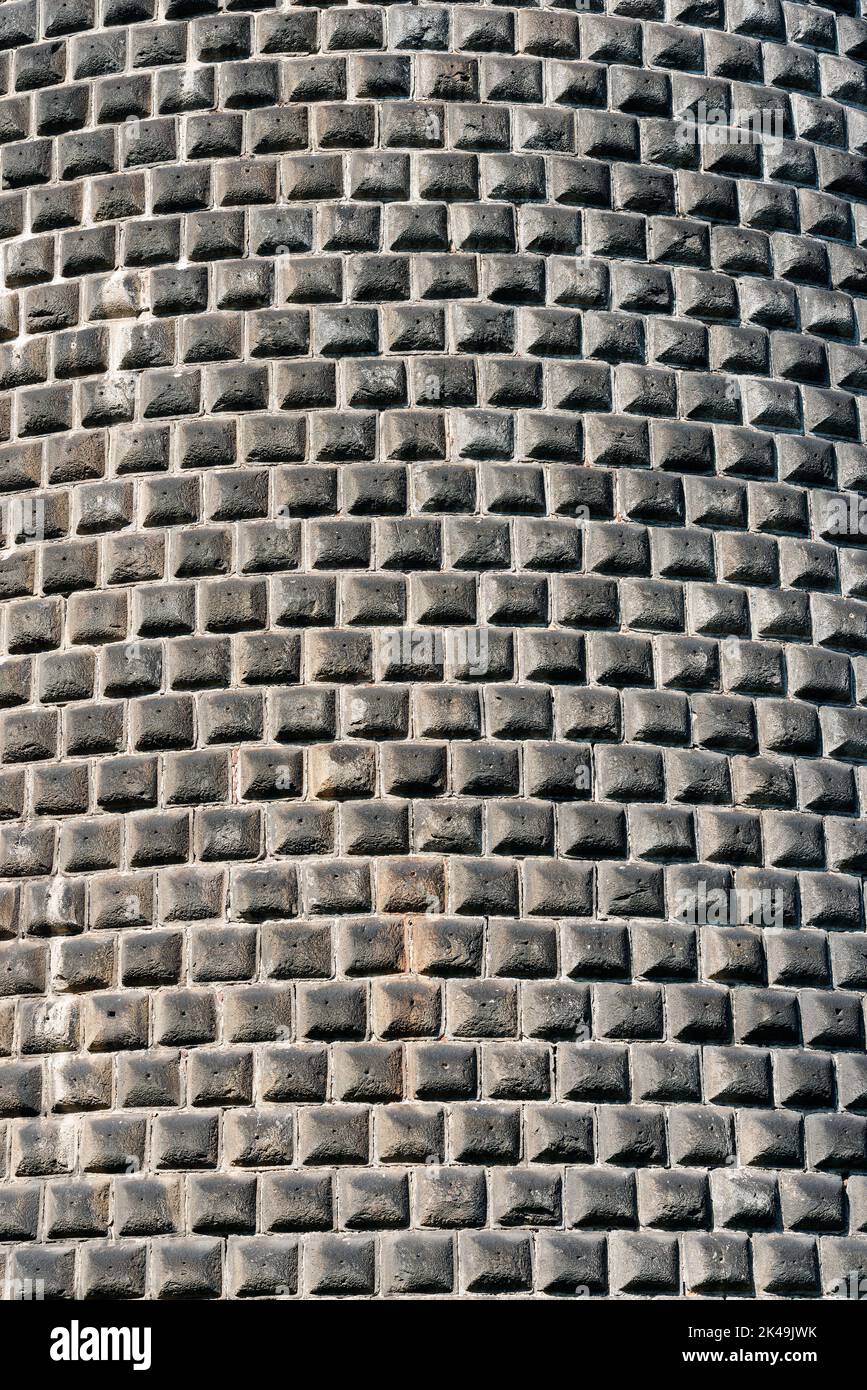 Particolare di un muro di rustication con pietre grigie intagliate a mano (muro di ashlar). Castello Sforzesco Milano, Lombardia, Italia, Europa. Foto Stock