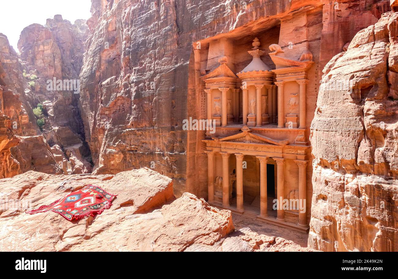 Vista panoramica ad alto angolo del Tempio del Tesoro a Petra dopo l'alba - Sito patrimonio mondiale del Regno Nabateo in Giordania - Viaggi e wanderlust c Foto Stock