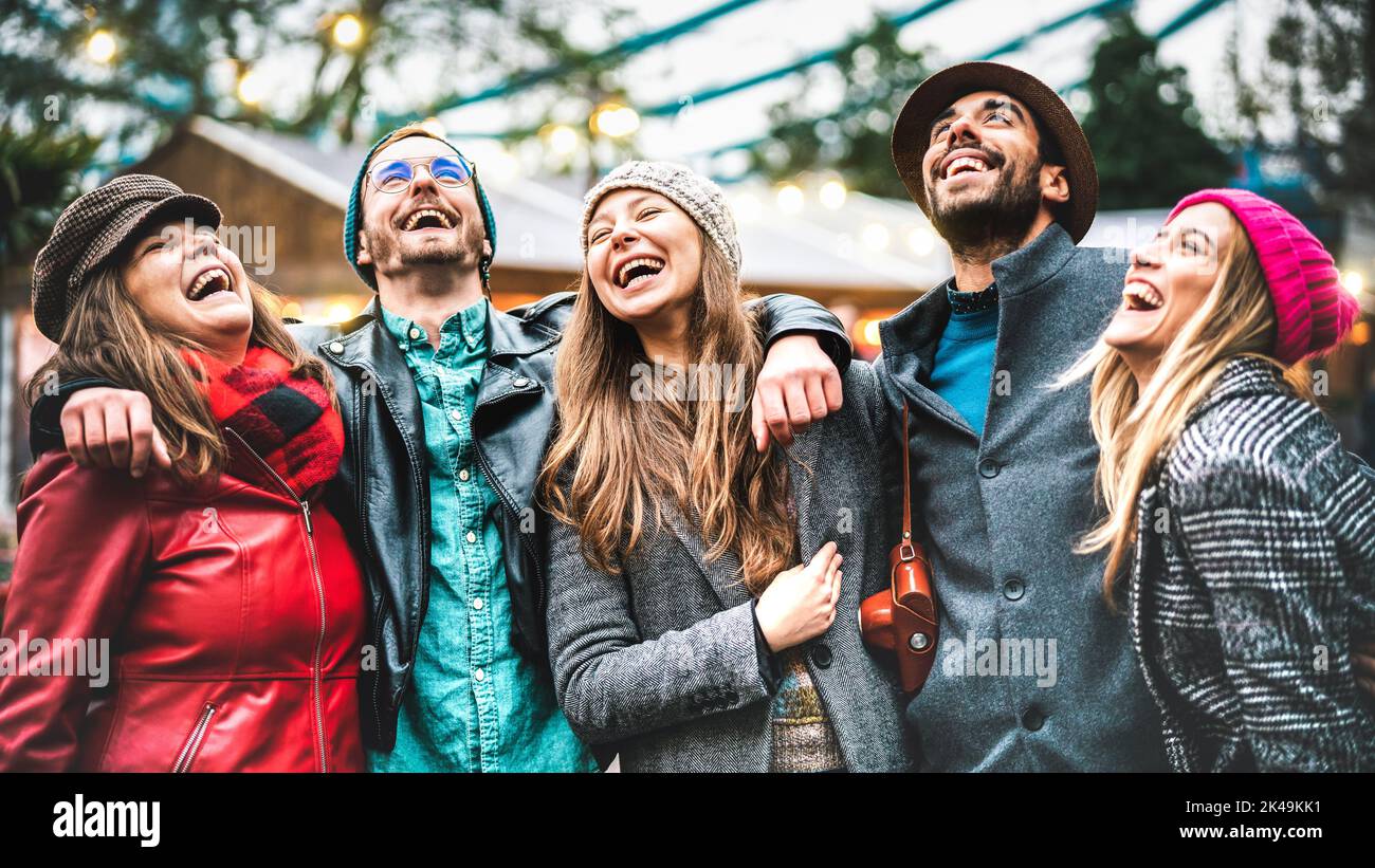 Gruppo di amici mileniali a piedi nel centro di Londra - concetto di amicizia di prossima generazione su giovani multiculturali che indossano abiti di moda invernali Foto Stock