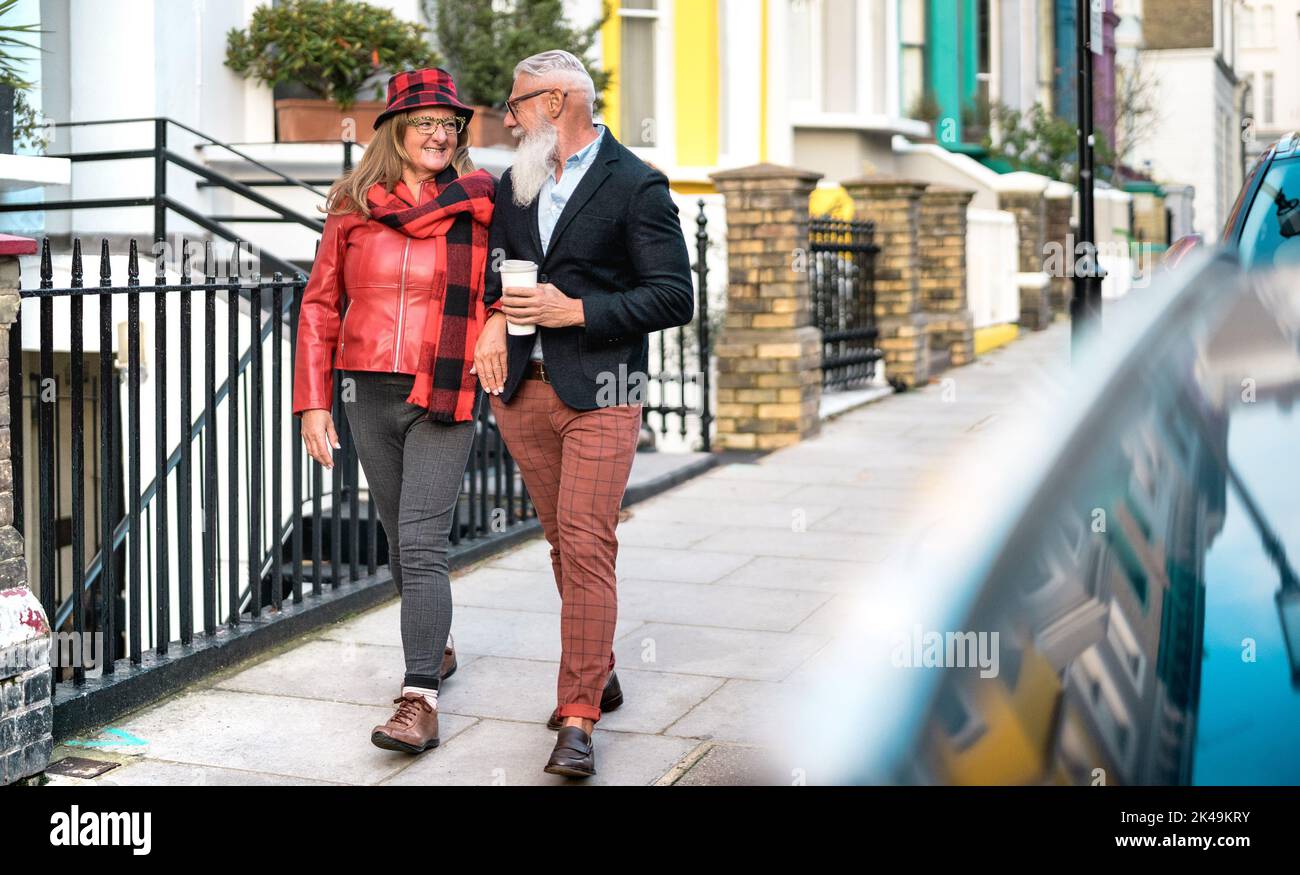 Felice coppia anziana che cammina mano in Notting Hill a London City - anziano attivo e concetto di stile di vita di viaggio con anziani pensionati a it Foto Stock