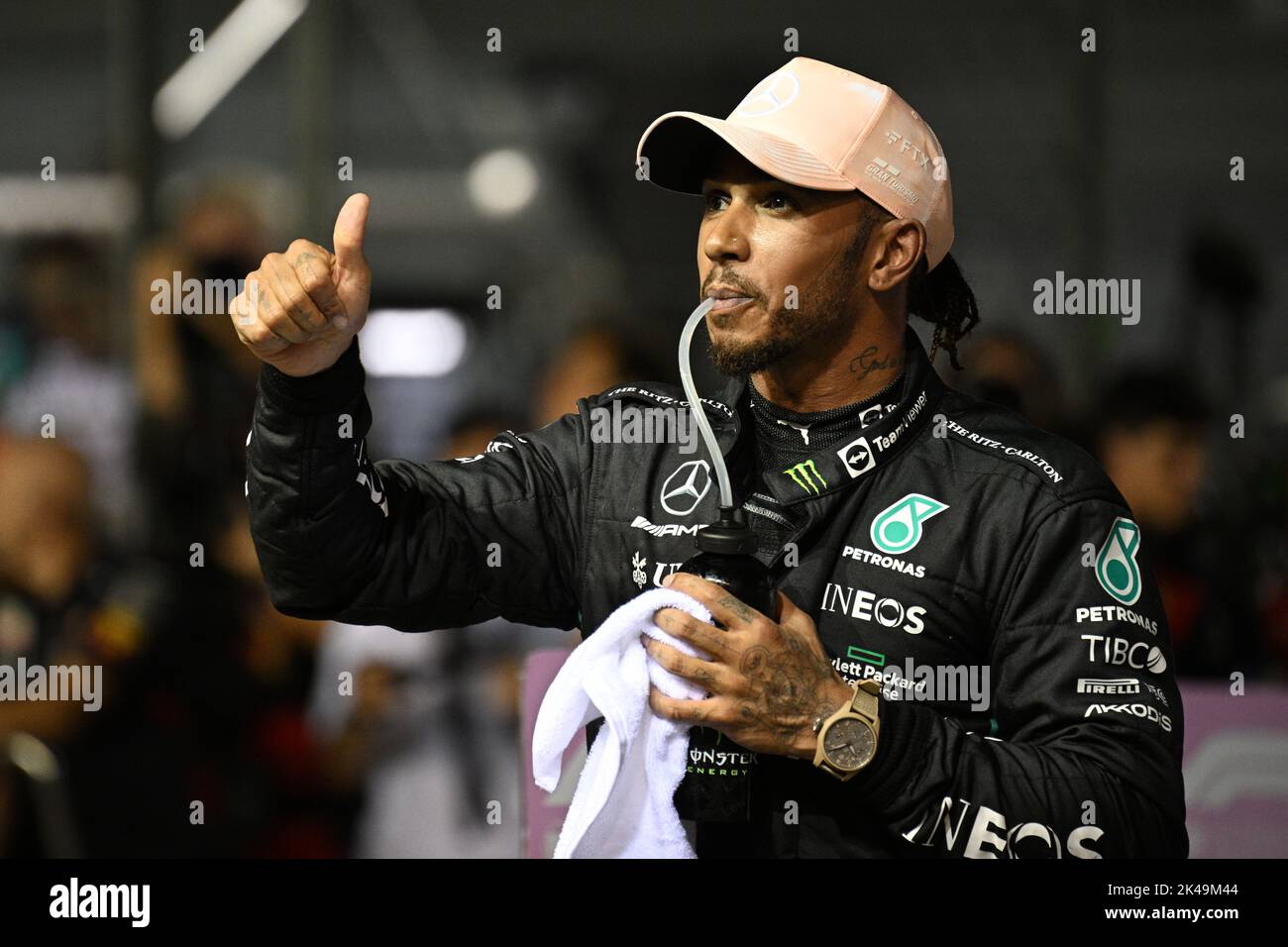 Singapore. 1st Ott 2022. Il pilota britannico di Mercedes Lewis Hamilton si è fatto un gesto dopo la qualificazione della Formula uno Singapore Grand Prix Night Race che si è tenuta al Marina Bay Street Circuit il 1 ottobre 2022. Credit: Allora Chih Wey/Xinhua/Alamy Live News Foto Stock